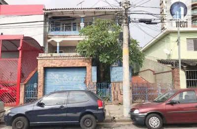 Um imóvel que precisa do seu toque, uma pequena modernização e com certeza você terá um sobrado incrível. rodeado de comercio, em uma rua calma o imóv