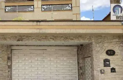 Localizado na characa inglesa zona oeste de sp é um sobrado com 3 pisos garagem para 4 / 5 carros salão de festa com churrasqueira e banheiro uma disp