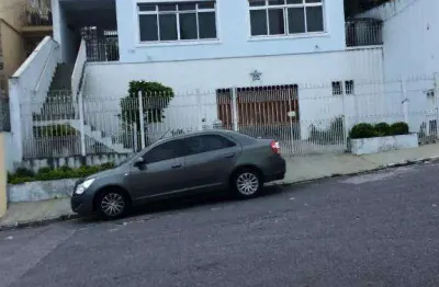 Sobradão com 12,5 de frente. ensolarado, iluminado e muito, muito harmonioso. há espaço e luz para curtir e receber boas energias e amigos. próximo do