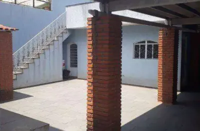 Sobrado com 3 dormitórios (1 suíte) com armários planejados e cozinha com armários e fogão, sala com 22 m2 com 3 sacadas  2 vagas cobertas e um quinta