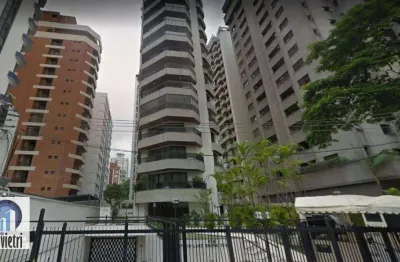 Apartamento com 210m², com um amplo living para 3 ambientes com lareira e varanda. 3 ótimas e aconchegantes suítes + quarto de tv/ escritório e 3 vaga