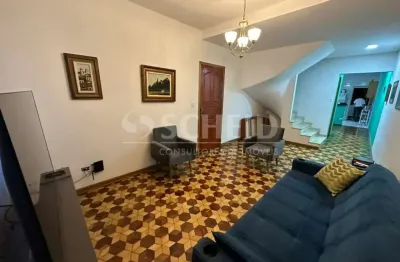 Sobradão mobiliado com entrada lateral em excelente localização no campo grande