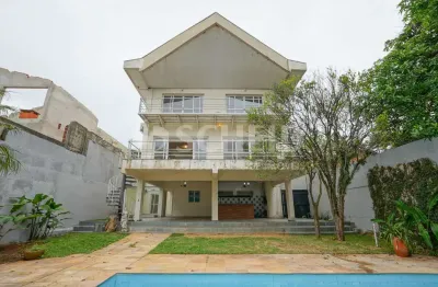 ** sobrado com 06 dormitórios, 05 suítes, 08 banheiros e 04 vagas em 600m²!! com banheira! **