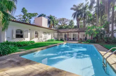 Casa térrea no alto da boa vista com 4 quartos sendo 4 suítes e 6 vagas de garagem.