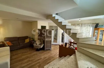 Casa em condomínio - planta diferenciada com quintal - 3 dorms - 1 suíte e 2 vagas.