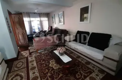 Sobrado com 03 dormitórios, sendo 01 suíte e 02 vagas
