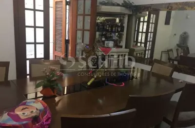 Casa a venda com 1 suíte e 2 vagas no campo grande.