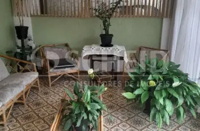 Casa térrea de esquina, com 3 dormitórios, 1 suíte e 3 vagas, em interlagos.