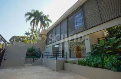 Casa reformada com 5 suítes e 4 vagas no jardim guedala