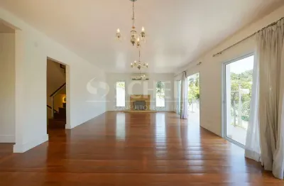 Casa reformada com 4 suítes e piscina no jardim guedala