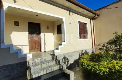 Casa ampla com 300m² de terreno e construção 128m², 3 dormitórios e edícula.
