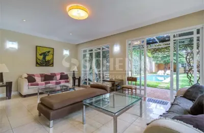 Mobiliada belíssima casa em campo belo com 4 suítes, jardim e piscina