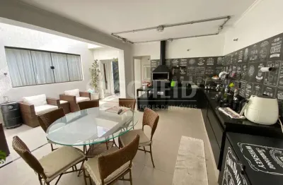 Casa à venda 3 quartos sendo 3 suítes na vila santa catarina