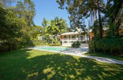 Casa terrea  com 4 dormes ,suítes proximo colégio PI XII, visinha a casa do Silvio S