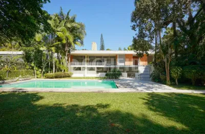 Casa terrea  com 4 dormes ,suítes proximo colégio pi xii, visinha a casa do silvio s