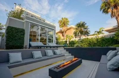 Casa moderna com 4 suítes e 6 vagas  à venda no bolsão de interlagos