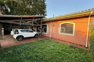 Casa térrea a venda em terreno declive - 3 dorms - 1 suítes - 2 vagas