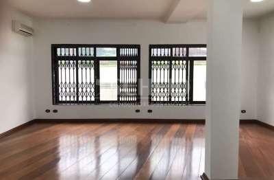 Vende-se casa com 380m2, 4 quartos, sendo 3 suítes, no alto da boa vista.