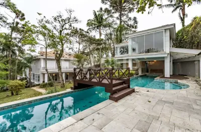 Casa de altíssimo padrão com 5 suítes dentro da chácara flora!