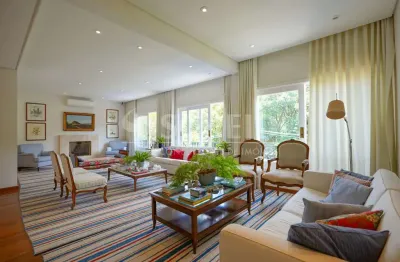 Casa de condomínio em rua fechada, 3 suítes e jardim no jardim guedala