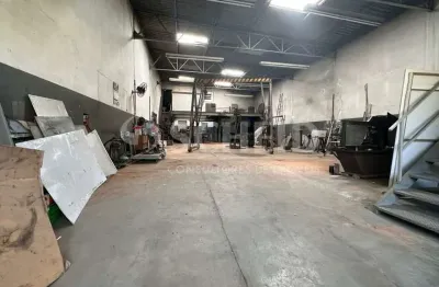 Galpão mais o terreno para locação total de 674m² na pedreira.