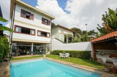 Casa em condomínio fechado, com 4 dormitórios (2 suítes), piscina e 6 vagas no morumbi.
