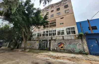 Galpão com 774m2 de área construída com muito espaço, no jabaquara