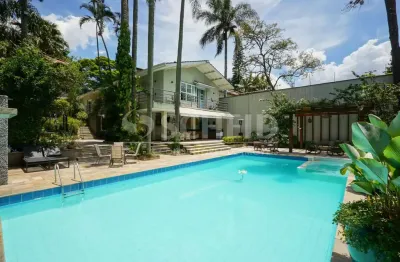 Casa reformada com 5 suítes e área de lazer no alto da boa vista