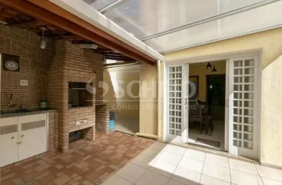 Casa no campo belo, 240m2, 3 quartos, área gourmet e 2 vagas de garagem.