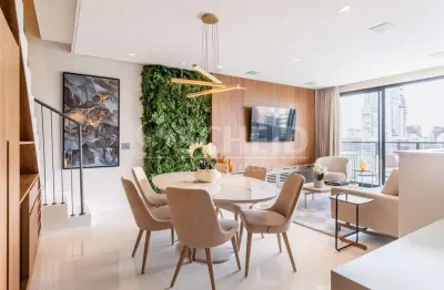 Duplex com 2 suítes, mobiliada e decorada no conceito minimalista, trazendo metais dourados e tapeça