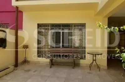 Casa de vila com 177m², 3 quartos, 3 banheiros, 3 vagas, sala para 2 ambientes, fundos para bosque.