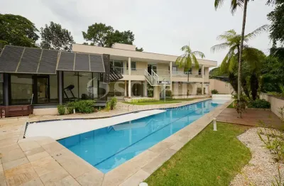 Casa de vila térrea com vista privilegiada para o verde, 4 suítes e 6 vagas!