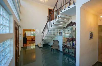 Casa com 427m² de área construída, 4 dormitórios e 9 vagas, em ponto nobre de moema !