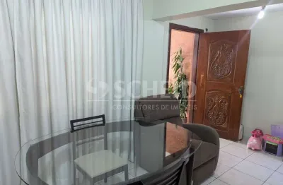 Casa térrea com 03 quartos, 02 banheiros, varanda fechada em vidro, 02 vagas cobertas