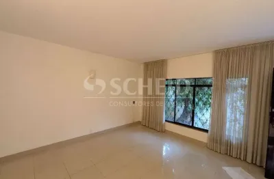 Casa térrea com 03 quartos, sendo 01 suíte, corredor lateral, 03 vagas
