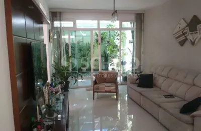 Casa no brooklin, 180m2 com 3 dormitóorios, 2 salas, cozinha com armários, quintal e  2 vagas.