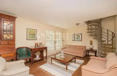 Casa Térrea de Vila  com 4 Dormitórios, 5 Banheiros, 5 vagas no Jardim Hípico!