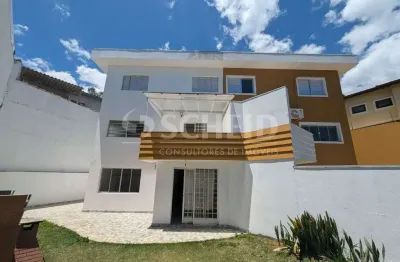 Ótima casa 181m2 em excelente rua!!! 3 dorms, 1 sala, copa/cozinha espaçosa, 3 banheiros, quintal!!