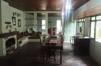 Casa no cond. sete praias, 400m2 construídos: 5 quartos 1 suite, 4 salas, cozinha, edícula e 6 vagas