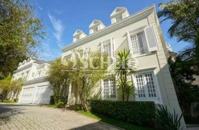 Casa de condomínio alto da boa vista, com 4 suítes e recém reformada !