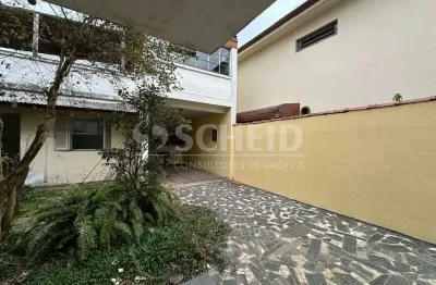 Casa com 3 quartos, 2 vagas , 2 banheiros, edícula, quintal, varanda, corredores laterais.