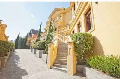 Casa de vila exclusiva no morumbi com 870m² de sofisticação e segurança total