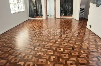Casa reformada com 400m2 no coração do bairro dos jardins
