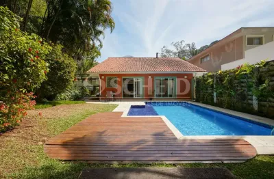 Casa com muita área verde  à venda no jd. marajoara - 06 quartos e 06 vagas de garagem.