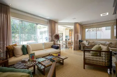 Casa em condomínio reformada com 4 suítes e 6 vagas em rua sem saída