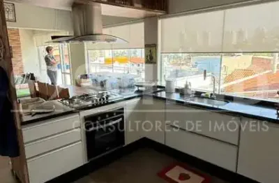 Casa de vila com 06 dormitórios, sendo 03 suítes, 02 vagas