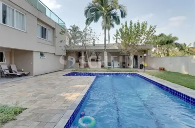 Sobrado com 5 suítes e 7 vagas de de garagem no jardim marajoara.
