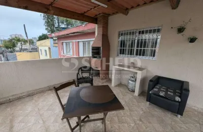 Casa assobradada com 02 quartos (03 quartos), 02 vagas, salão comercial