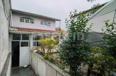 Casa à venda, comercial e residencial de 278m², 3 quartos, 2 baneiros, 4 vagas.