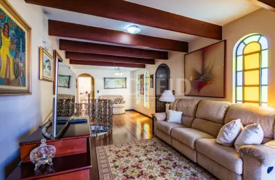 Casa á Venda no Campo Belo com 180m², 3 quartos sendo 1 suíte, 2 vagas.